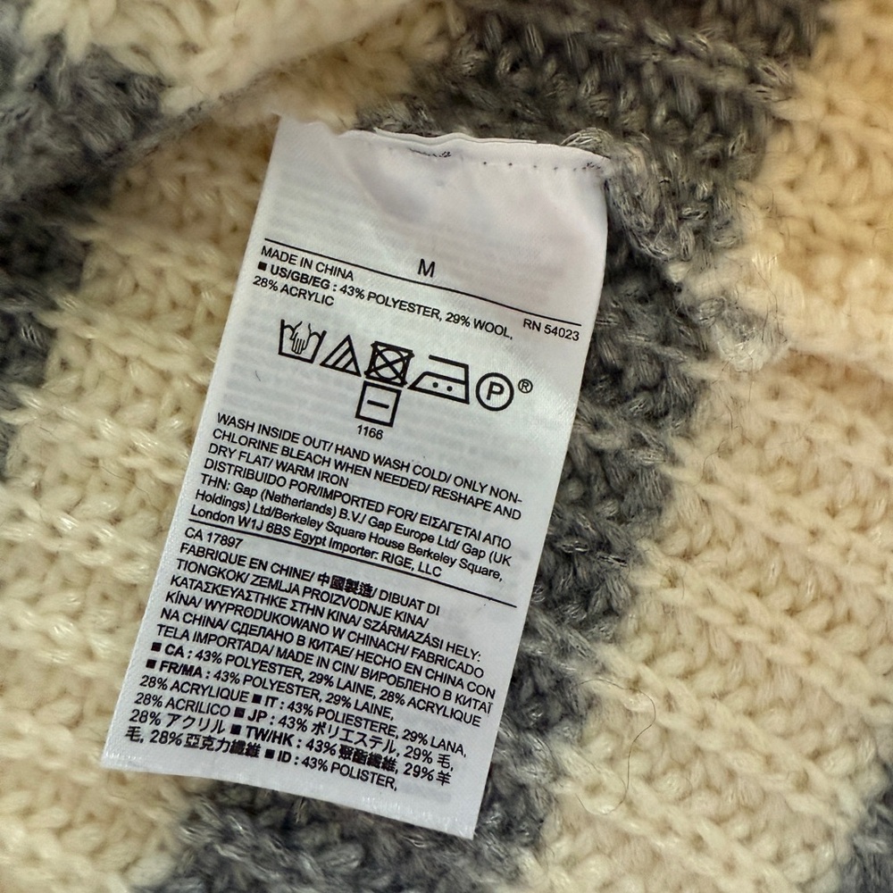 Banana Republic Sweater - Picture 4 of 4